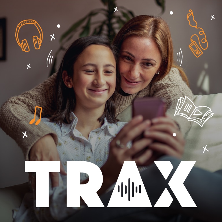 23Fuse_CaseStudies_TRAX_4MEK_FeaturedImage Trax, mother and daughter using a phone.